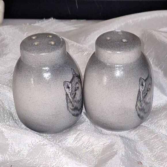 Native Gray Wolves Salt & Pepper Shakers Ceramic Pottery Kitchen Utensil - Picture 8 of 13